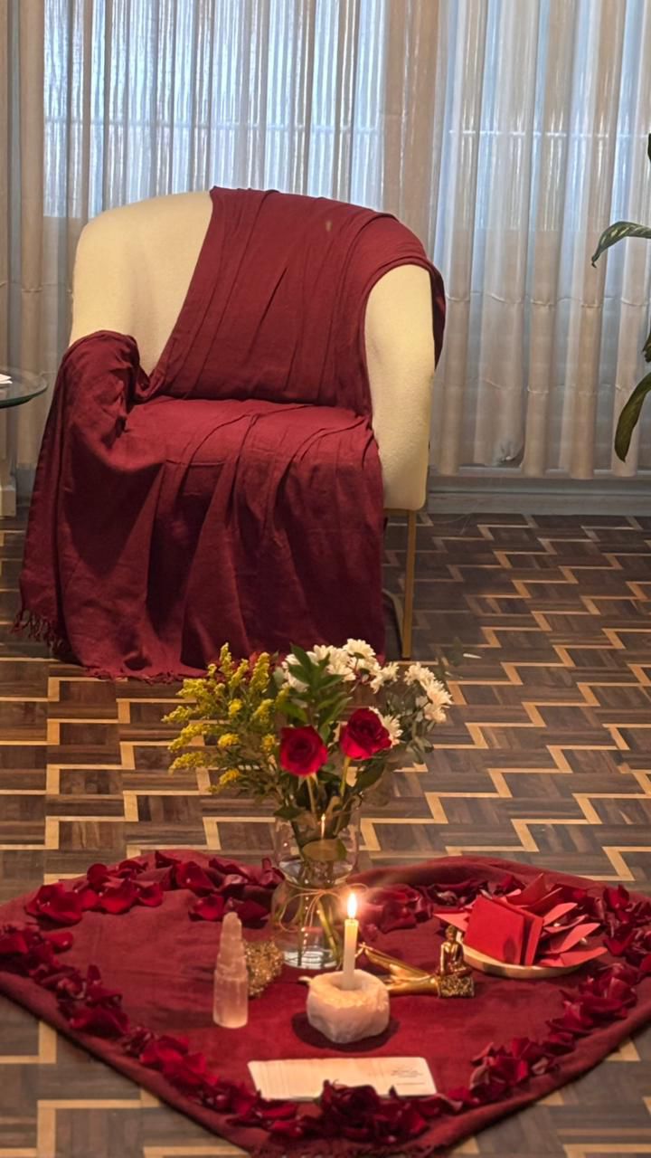 Poltrona vermelha e altar central preparados para a vivência