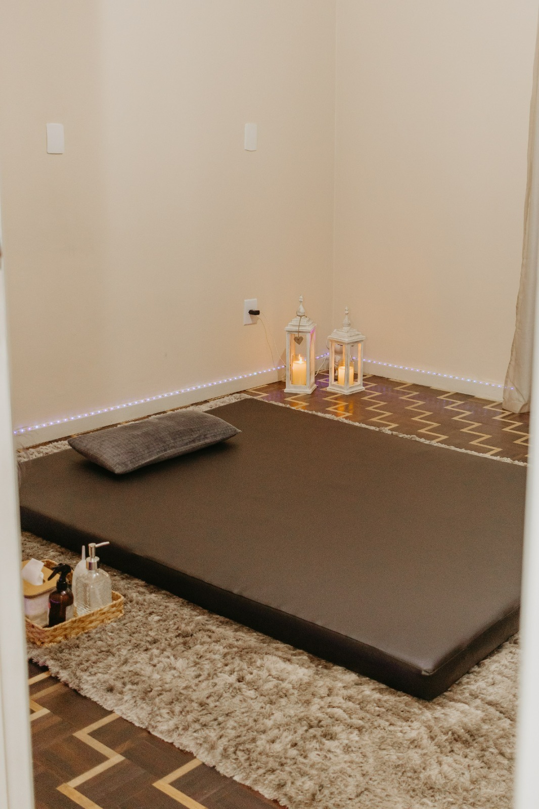 Sala de vivências com futon, almofadas e lanternas acesas, Espaço Shanti