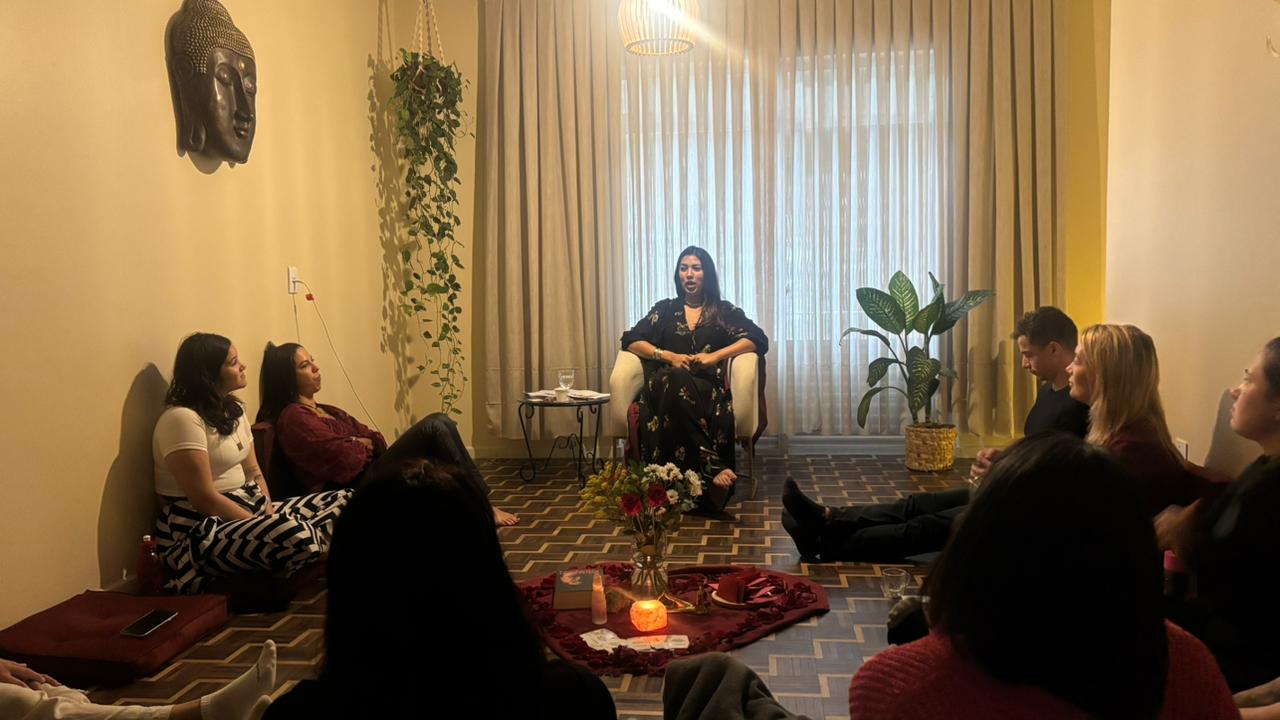 Bruna Santos conduzindo turma da formação em massagem tântrica no Espaço Shanti