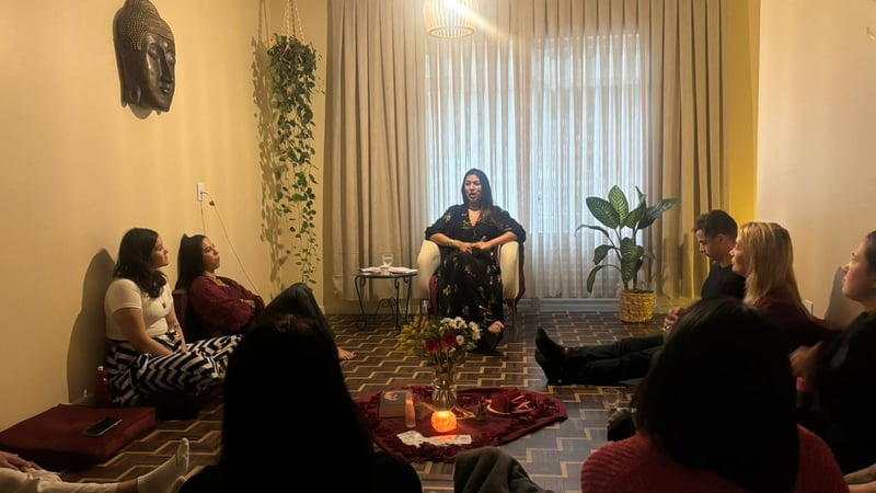Bruna Santos conduzindo círculo de acolhimento com o grupo