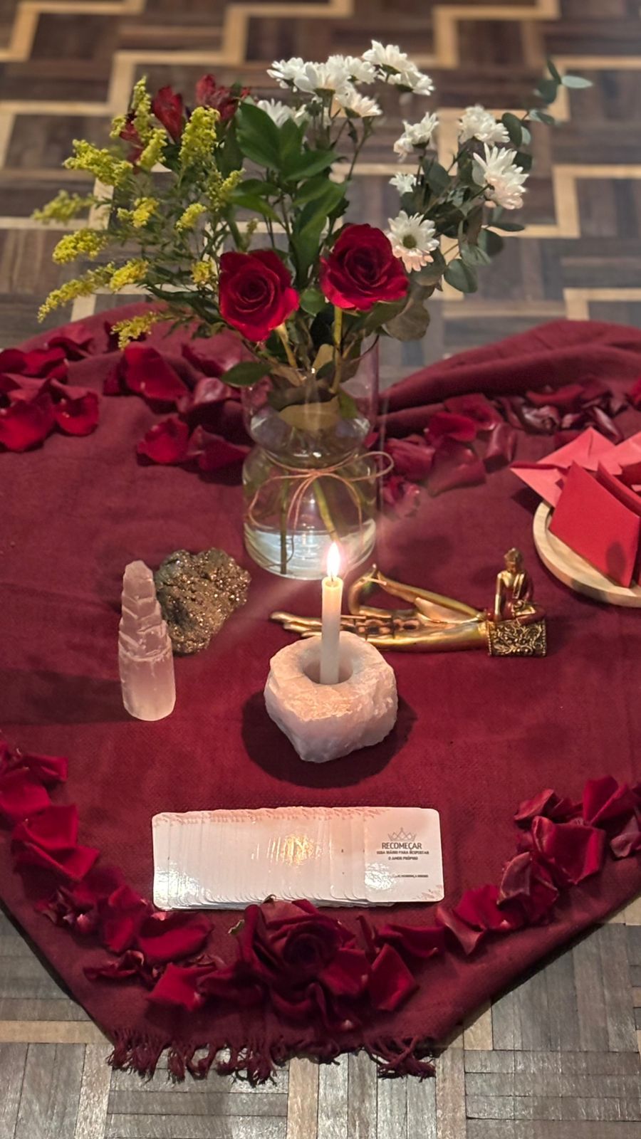Altar cerimonial com flores, cristais e vela para a vivência em grupo