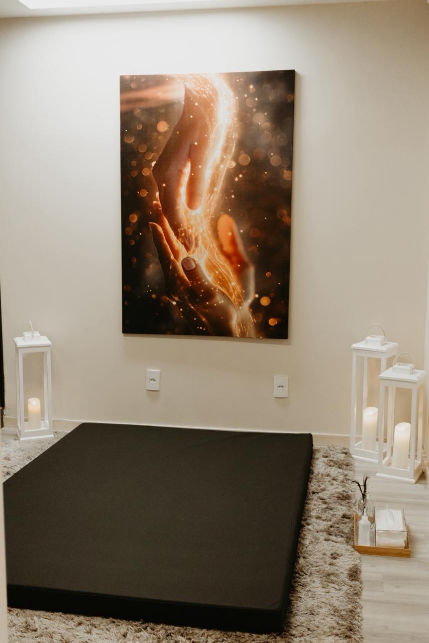 Sala de terapia com quadro editorial de mãos, Espaço Shanti