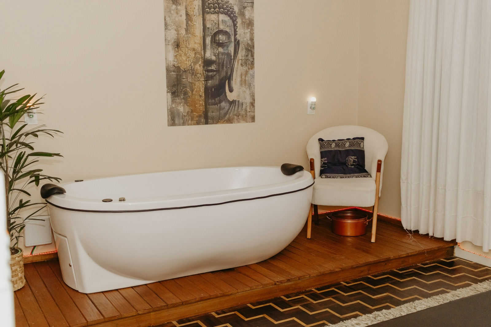 Sala com banheira de imersão e quadro de Buda, Espaço Shanti