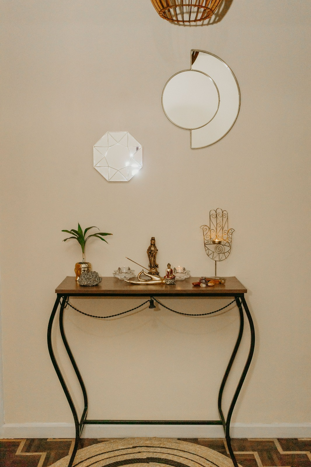 Recepção com aparador de madeira, espelhos e altar decorativo, Espaço Shanti