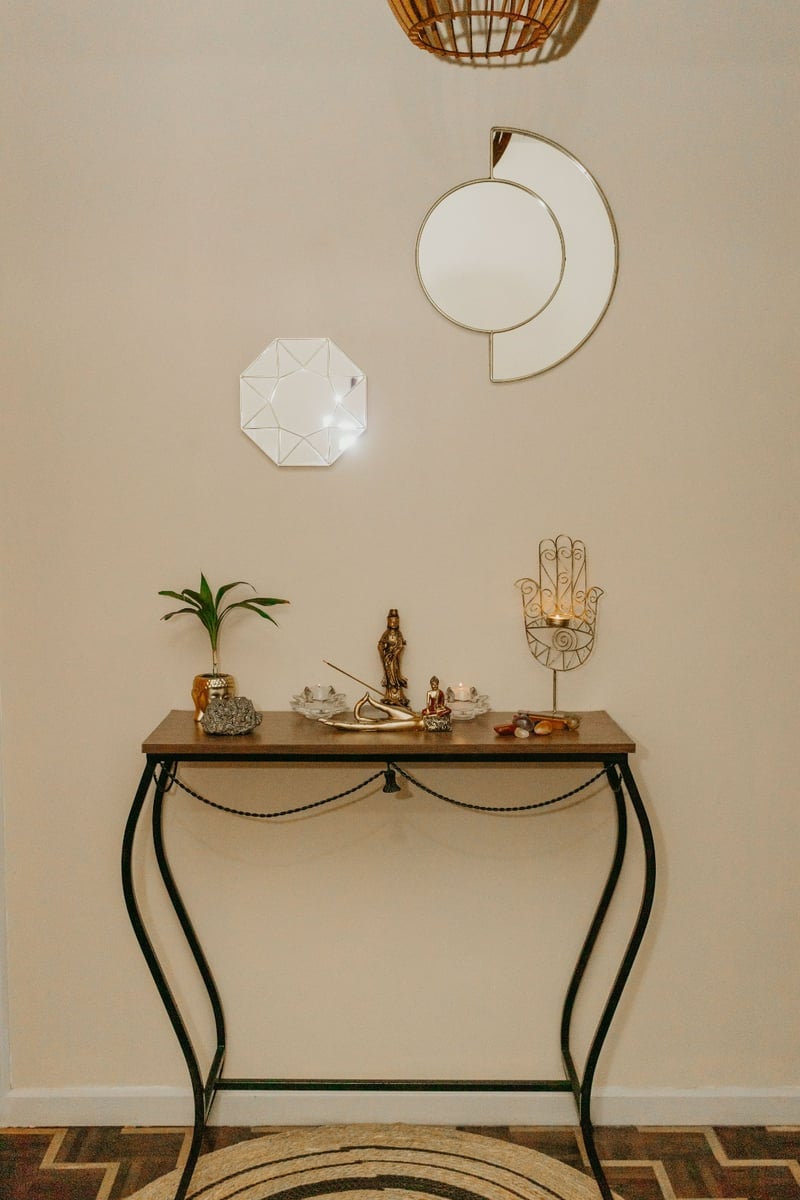 Recepção com aparador de madeira, espelhos e altar decorativo, Espaço Shanti