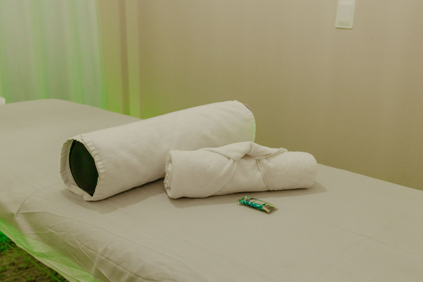 Detalhe da maca de atendimento com toalhas e bolster prontos, Espaço Shanti