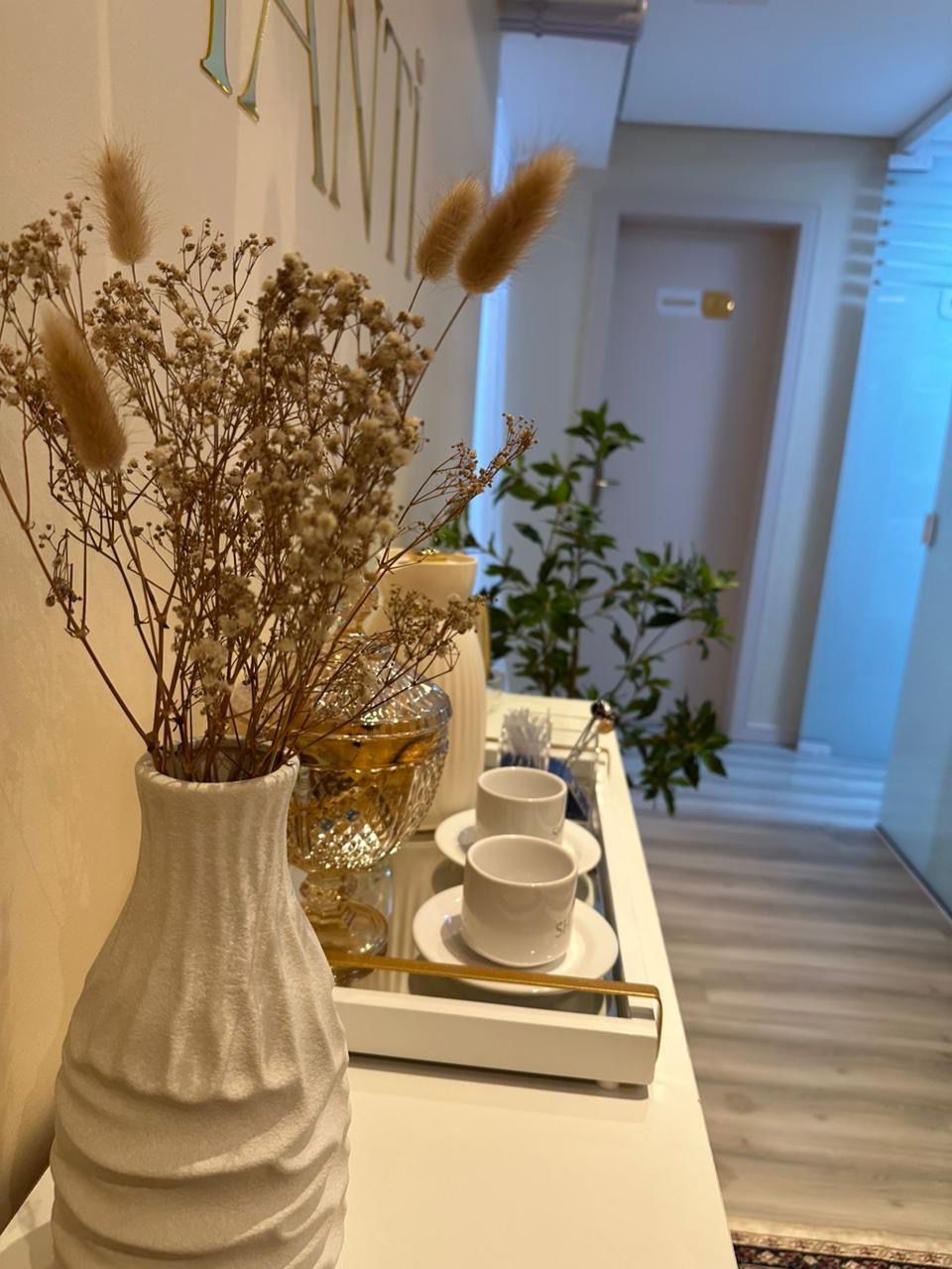 Corredor de atendimentos com decoração natural, Espaço Shanti