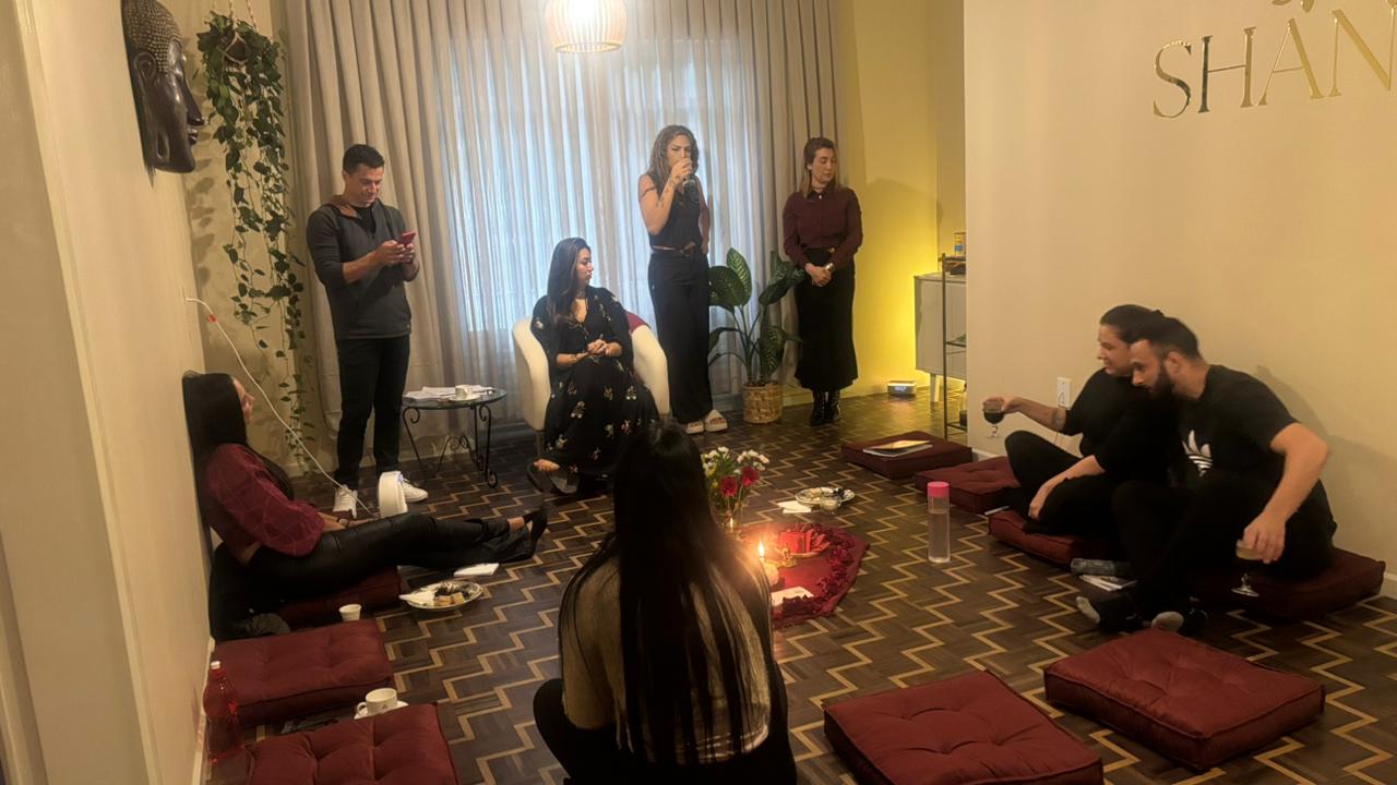 Círculo terapêutico em vivência de grupo no Espaço Shanti