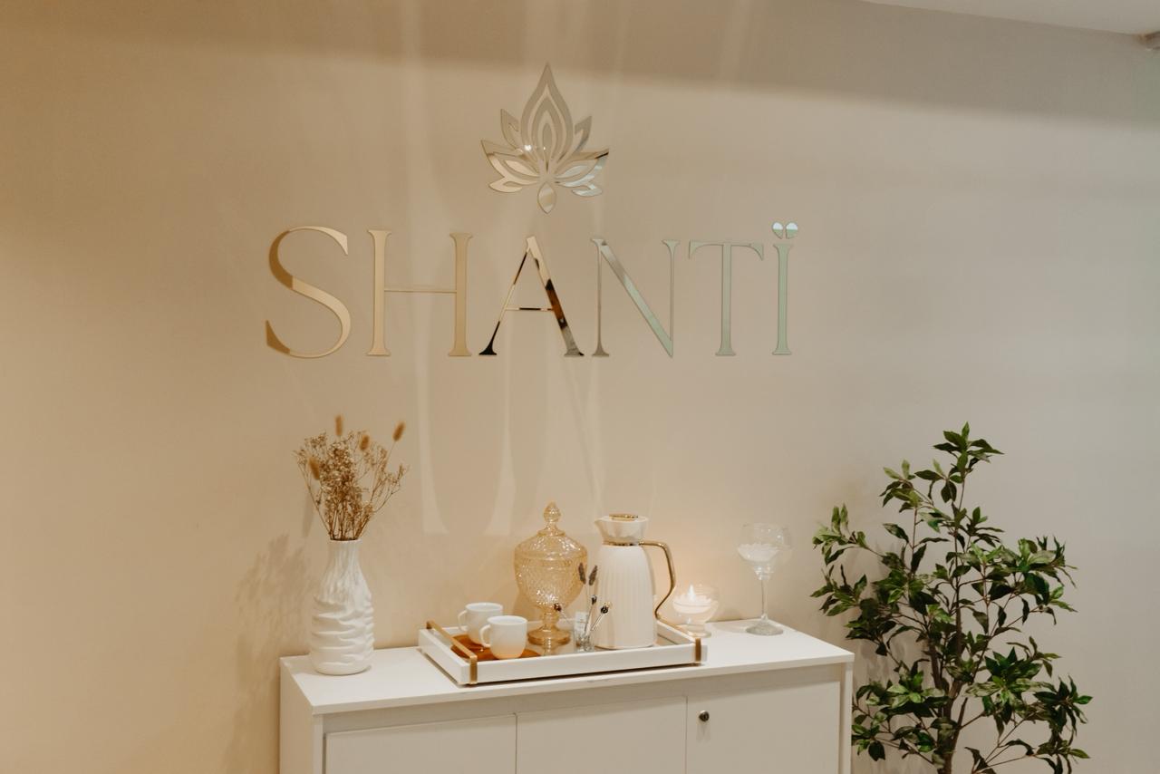 Parede assinatura Shanti com aparador de recepção, Espaço Shanti