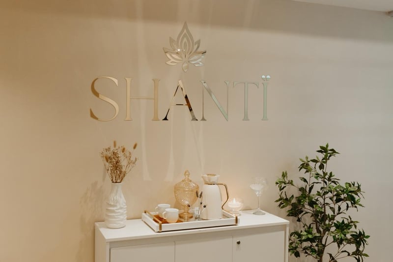Parede assinatura Shanti com aparador de recepção, Espaço Shanti