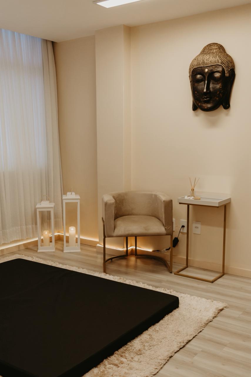 Sala de atendimento com poltrona, tatame e Buda, Espaço Shanti