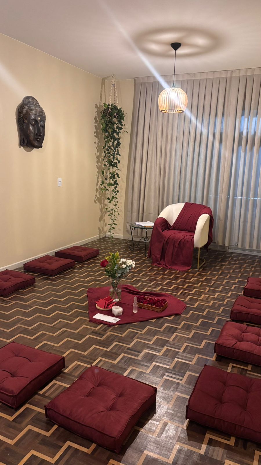 Sala de círculos e vivências em grupo com almofadas e altar central, Espaço Shanti