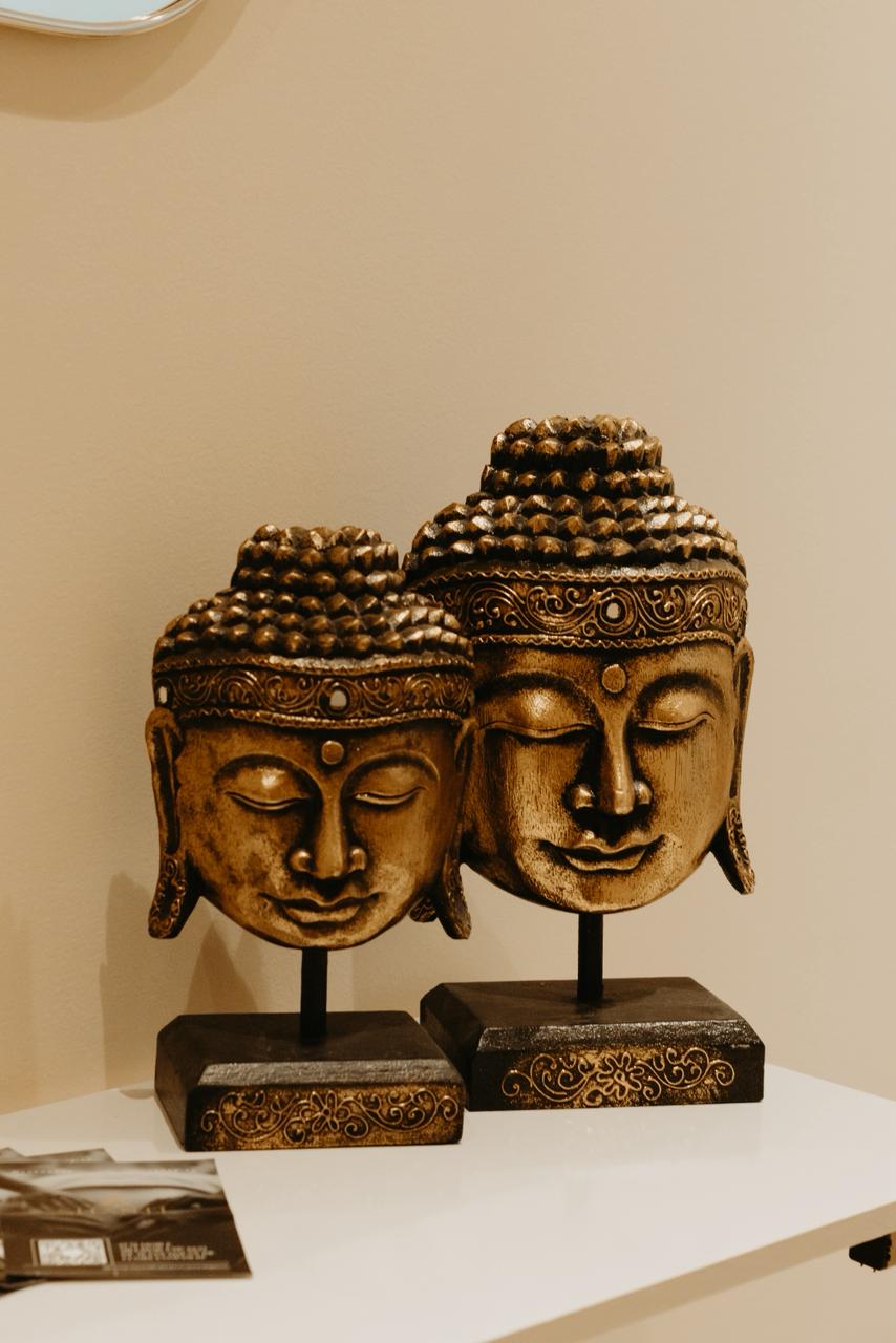 Detalhe artístico dos budas dourados, Espaço Shanti