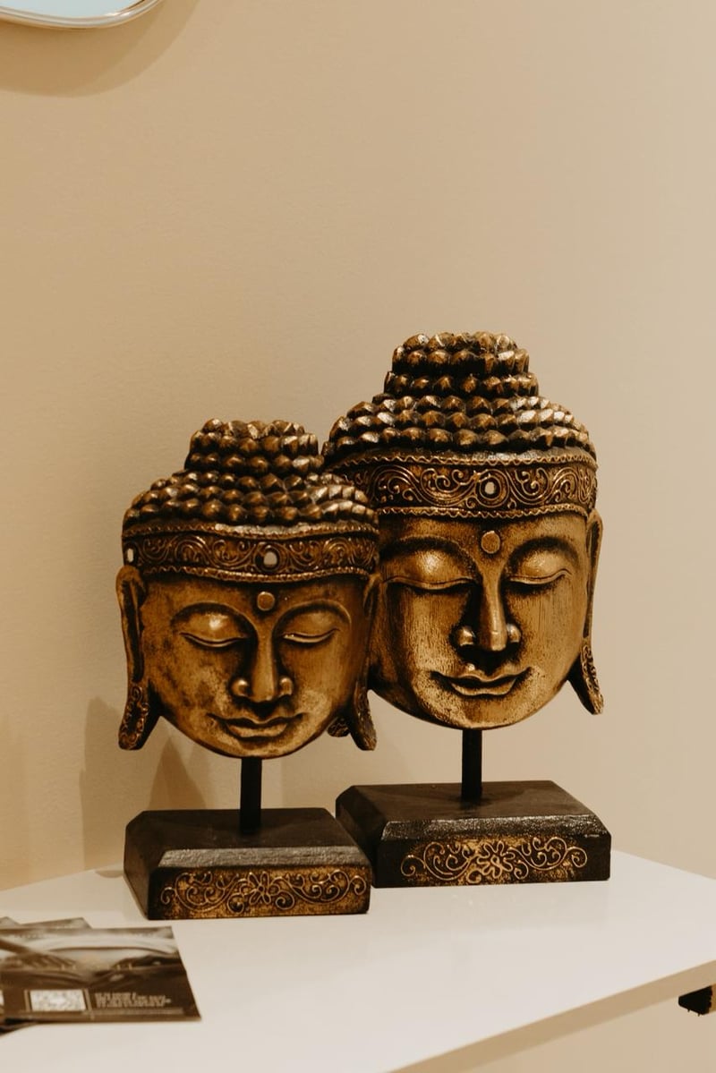Detalhe artístico dos budas dourados, Espaço Shanti