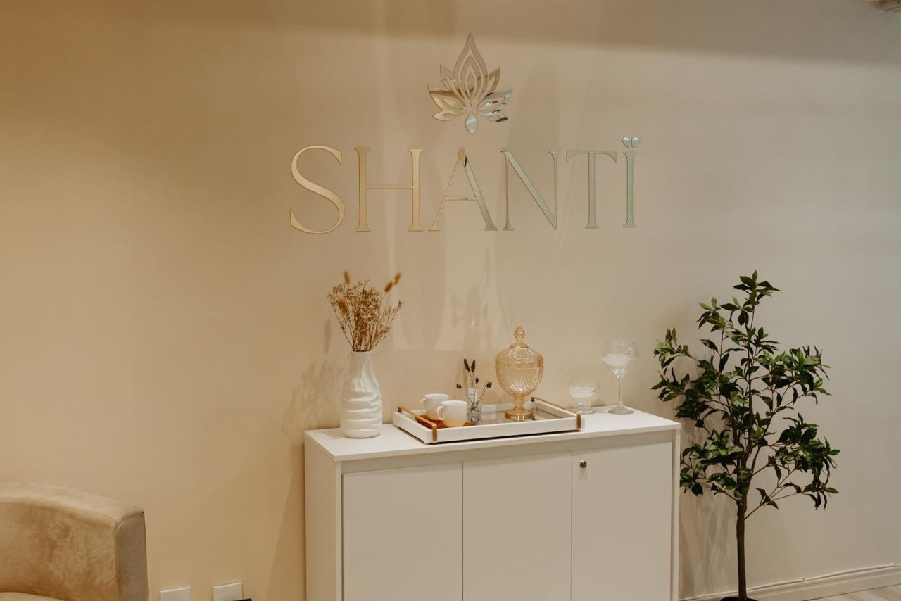 Detalhe do lounge com marca Shanti aplicada em parede, Espaço Shanti