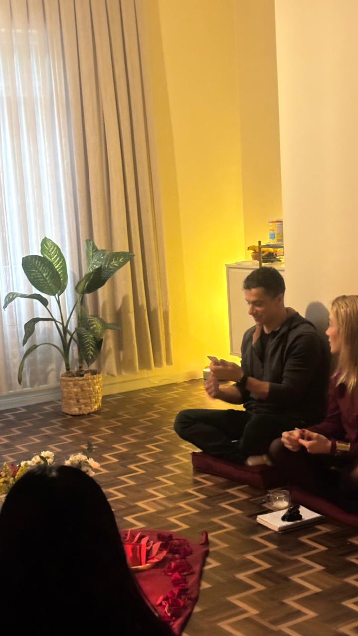 Participantes em círculo durante prática de meditação e conexão