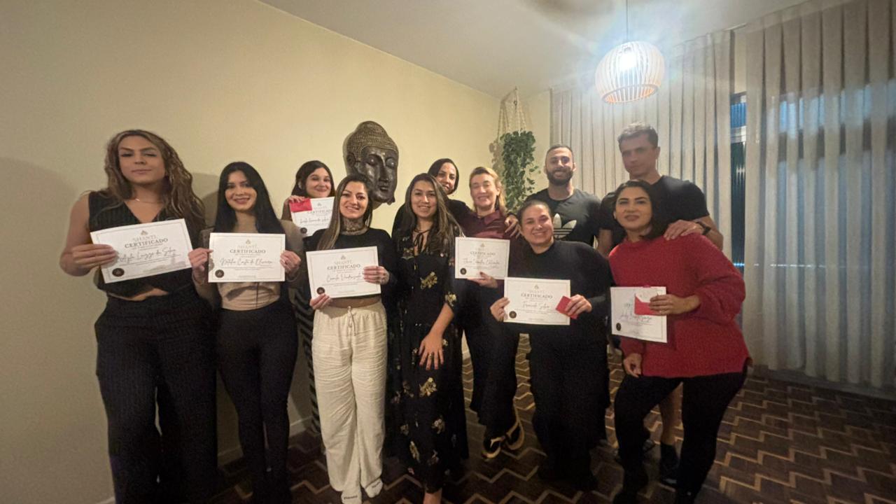 Turma da formação em massagem Nuru recebendo certificados no Espaço Shanti